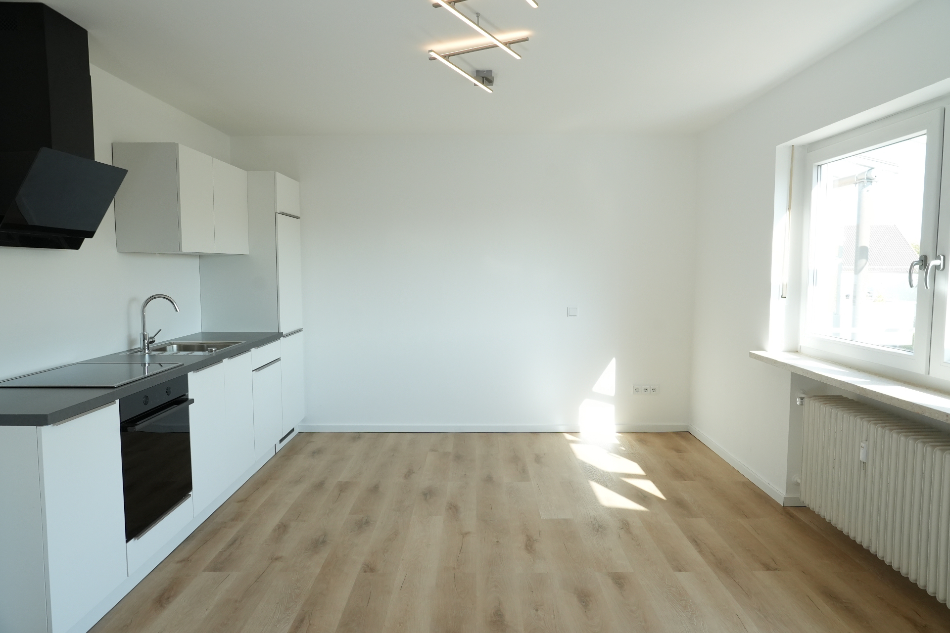 Fertig saniertes Wohnzimmer mit offener Küche