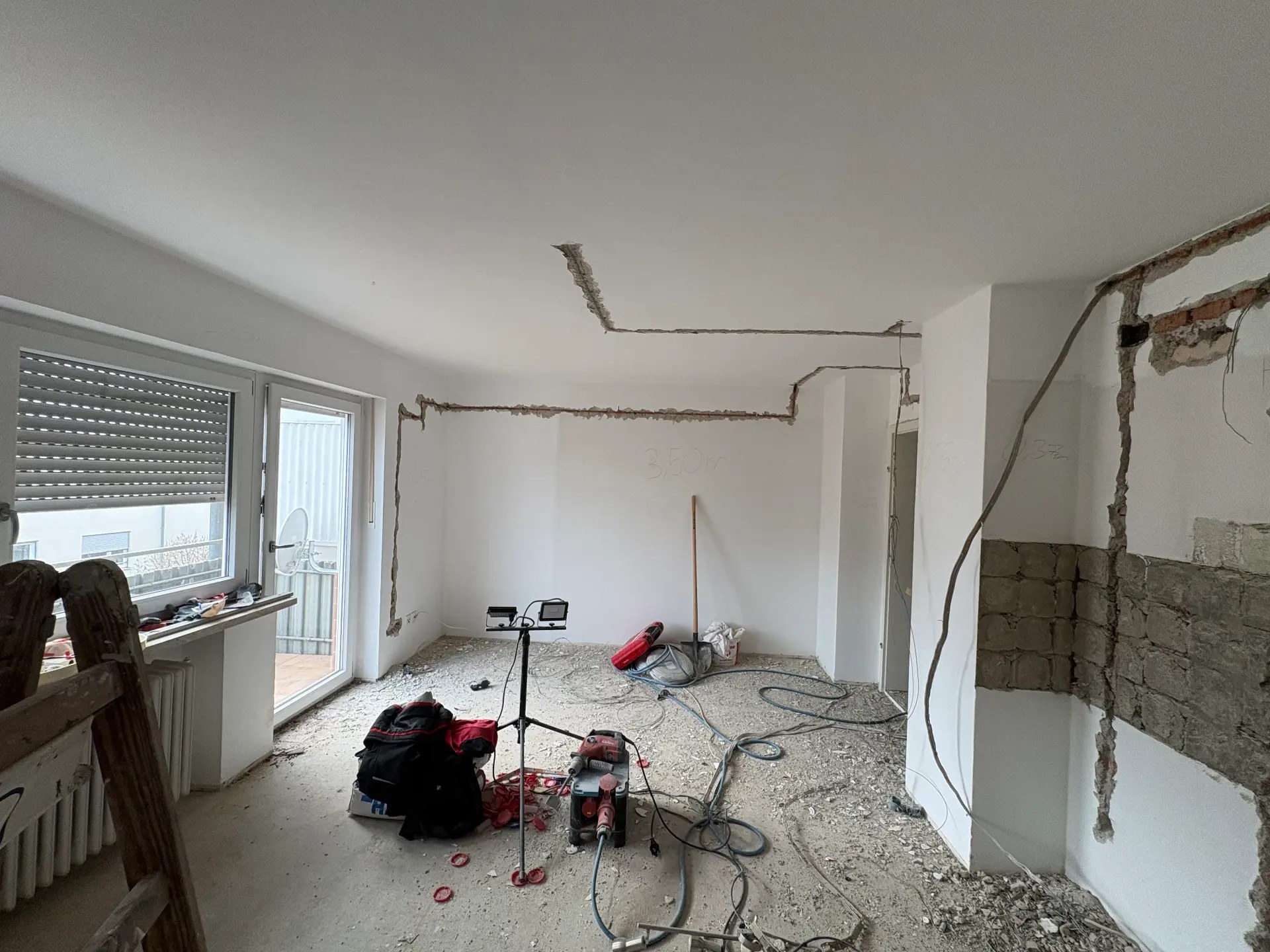 Wohnraum im Rohzustand vor der Sanierung